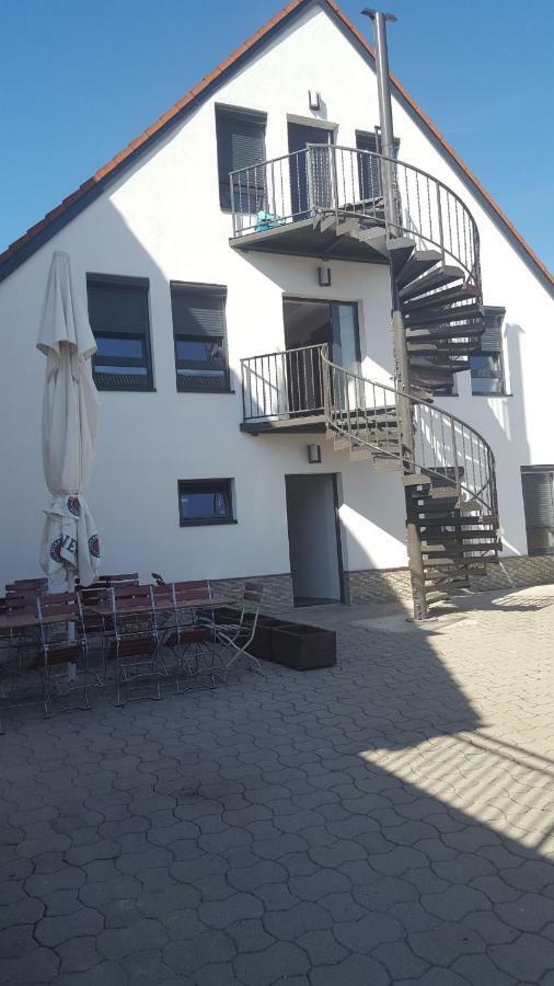 Apartments Zum Bayrisch Pub Weißenhorn Exterior foto